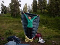 Therm-A-Rest Corus -6°C Down Quilt Comfort Rating 0°C -Outdoor Research Store Therm A Rest Corus 20 Quilt Lifestyle 2